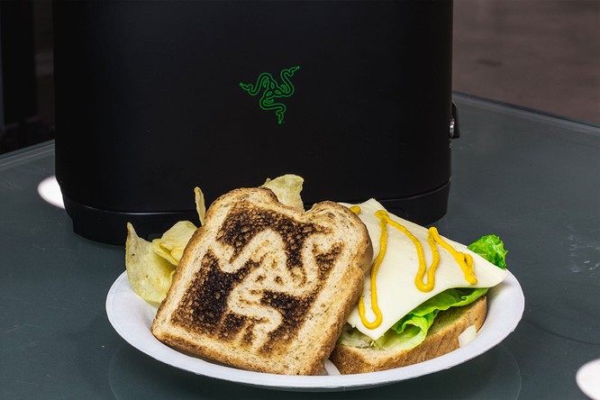 Chiều lòng fan, CEO Razer hứa phát triển… lò nướng bánh mỳ ảnh 1