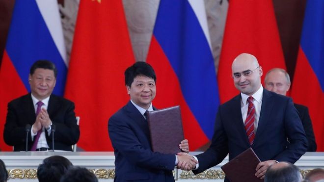 Bị Mỹ cấm vận, Huawei tìm đến Nga ảnh 1
