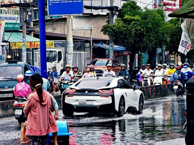 Hình ảnh BMW i8 lội nước tại Sài Gòn gây xôn xao trên mạng xã hội nước ngoài ảnh 4