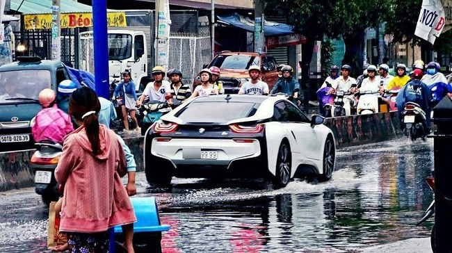 Hình ảnh BMW i8 lội nước tại Sài Gòn gây xôn xao trên mạng xã hội nước ngoài ảnh 1