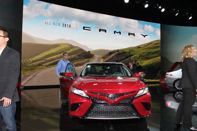 Toyota Camry 2018: Lột xác về thiết kế từ trong ra ngoài, thêm động cơ mới ảnh 10