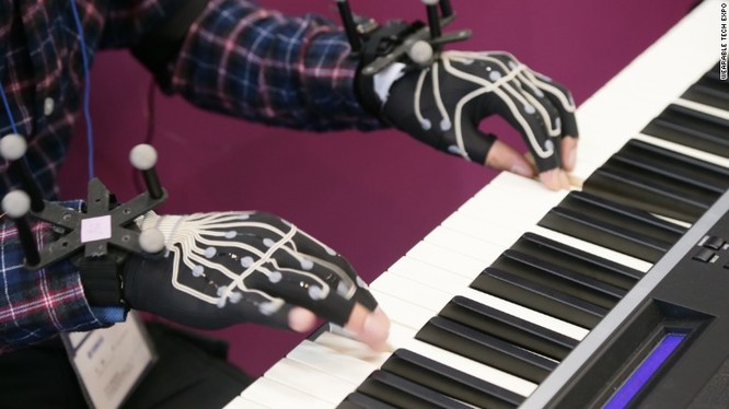 Găng tay dành cho người đánh piano - chiếc găng tay này được trang bị 12 bộ cảm biến chuyển động, ghi lại những chuyển động của tay khi người dùng đánh đàn. Dữ liệu này sau đó sẽ được đem ra phân tích phục vụ việc đánh giá, chấm điểm.