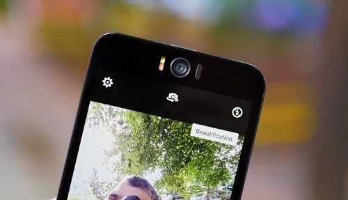 Asus ZenFone Selfie (5 triệu đồng): Đúng như trên của thiết bị, dòng Zenfone Selfie được Asus tập trung nhiều ở chức năng chụp ảnh, nhất là chức năng chụp ảnh 