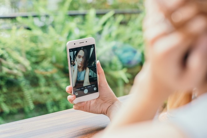 4 smartphone cho ảnh selfie lung linh mùa Valentine ảnh 3