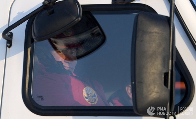 Tổng thống Putin ngồi trong xe chuyên dụng