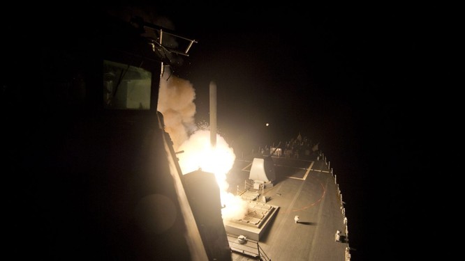 Tàu chiến USS Ross (DDG 71) phóng tên lửa Tomahawk vào sân bay Không quân Syria