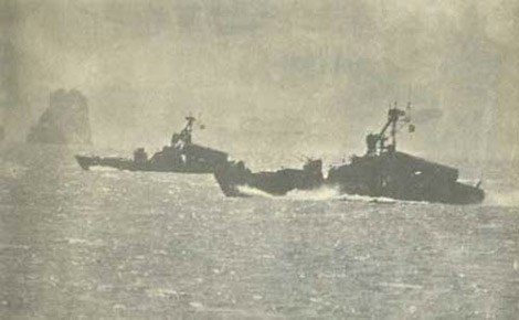 Theo tài liệu lịch sử Hải quân Nhân dân Việt Nam, trong những năm chống Mỹ, Việt Nam từng có trong trang bị tới 4 tàu loại này, được viện trợ tháng 12/1972. Trong ảnh là tàu tên lửa Project 183R lớp Komar đang tuần tra trên Vịnh Hạ Long. Nguồn ảnh: QĐNDVN