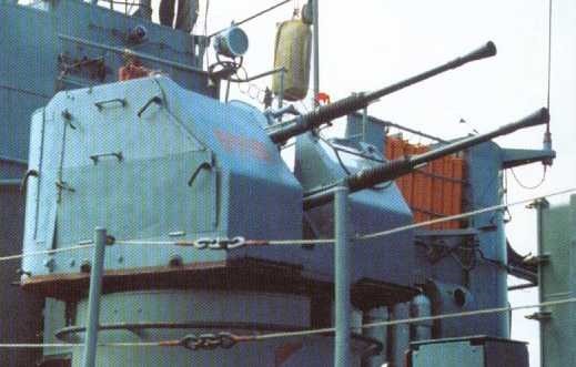 Hỏa lực chính của tàu Komar gồm 2 tên lửa hành trình đối hạm P-15 Termit (NATO định danh SS-N-2A Styx) trong bệ phóng KT-67. Cho đến nay loại tên lửa này vẫn còn trong trang bị của Hải quân nhân dân Việt Nam. Ngoài ra tàu còn có một pháo hạm 2 nòng cỡ 25mm 2M-3M. Nguồn ảnh: NavWeaps