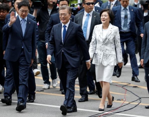 Tân Tổng thống Moon Jae - in và Phu nhân bước vào Nhà Xanh (Phủ Tổng thống)