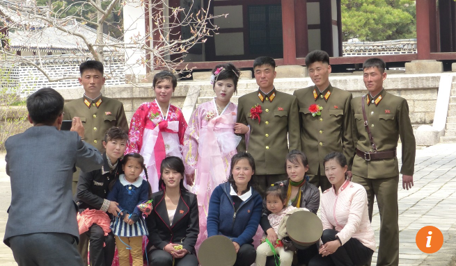 Các quân nhân tổ chức lễ cưới nhân ngày lễ kỷ niệm Ngày thành lập Quân đội