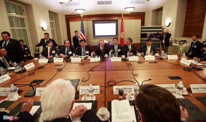 Tại Washington DC, Thủ tướng Nguyễn Xuân Phúc tiếp một số quan chức, tập đoàn của Mỹ, dự tọa đàm với Phòng Thương mại Mỹ và Hội đồng Kinh doanh ASEAN - Mỹ và dự lễ trao các văn bản thỏa thuận về thương mại, đầu tư. Ảnh Thanh Tuấn