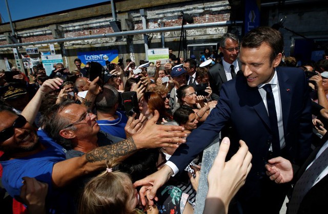 Ông Macron với những người ủng hộ