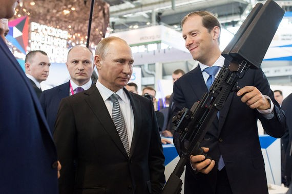 Tổng thống Putin xem Bộ trưởng Công thương Denis Manturov biểu diễn hệ thống vũ khí chuyên bắn hạ các máy bay không người lái