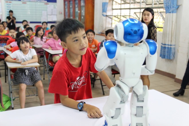 Ben trong lop hoc tieng Anh voi thay giao robot hinh anh 1