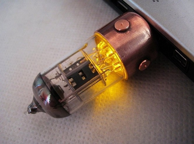 USB handmade hình bóng điện tử radio cổ. Dung lượng từ 8 đến 64 GB. Giá từ 39 đến 69 USD