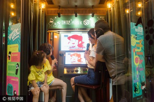 Một gia đình đang sử dụng phòng KTV Mini ở Quảng Châu, Quảng Đông, Trung Quốc.