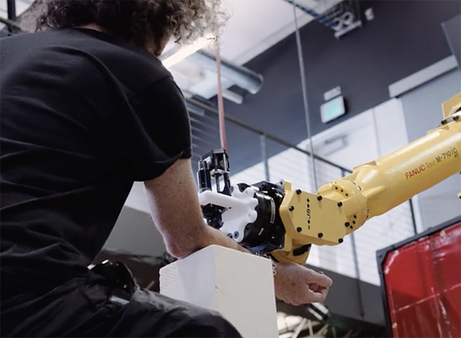 Cận cảnh robot xăm công nghiệp đầu tiên trên thế giới ảnh 8
