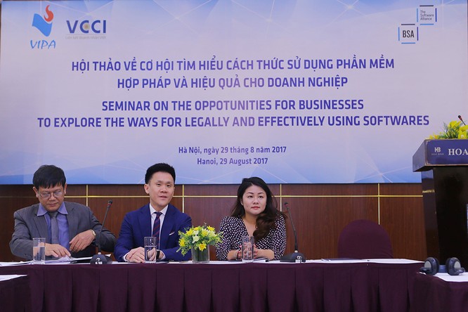 Ông Gary Gan (ngồi giữa), Giám đốc Chương trình Tuân thủ Khu vực Châu Á - Thái Bình Dương, BSA| Liên minh Phần mềm trao đổi với các doanh nghiệp Việt Nam 