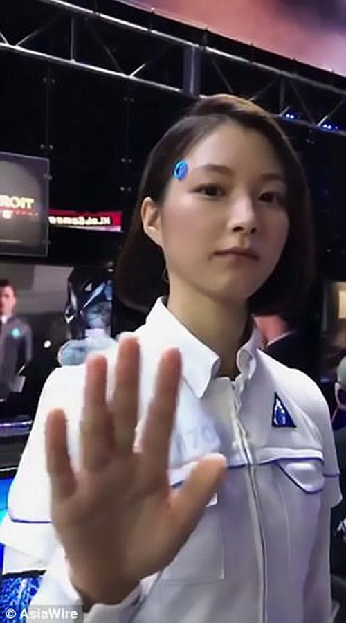 Nữ người mẫu robot quá giống thực khiến du khách phải bối rối vì lẫn lộn - Ảnh 4.
