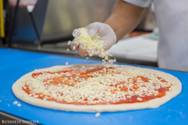 Được làm bởi robot, những chiếc pizza này sẽ là đối thủ đáng gờm của Dominos và Pizza Hut? - Ảnh 12. Được làm bởi robot, những chiếc pizza này sẽ là đối thủ đáng gờm của Dominos và Pizza Hut? - Ảnh 12.