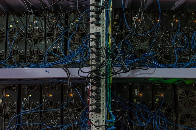 Hình 9: Những dây mạng và dây điện cắm chằn chịt của một dàn đào Bitcoin