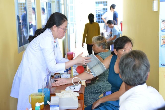Bác sĩ BV Đại học Y - Dược TP. Hồ Chí Minh khám bệnh cho người dân