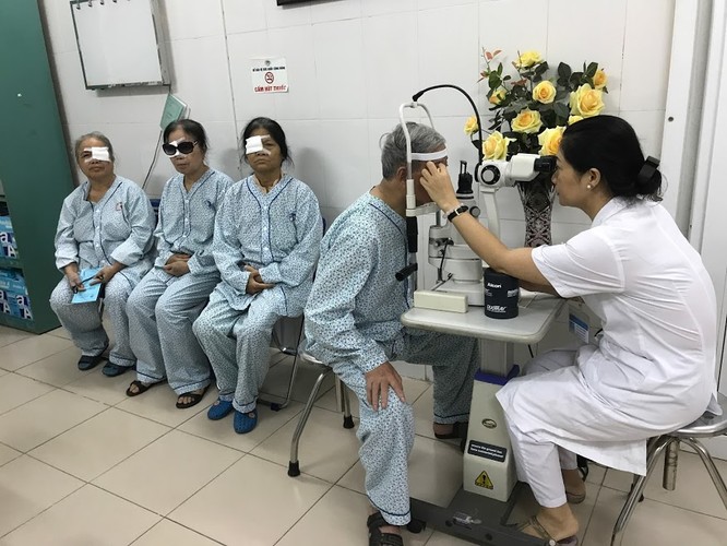 Kiểm tra mắt cho bệnh nhân sau mổ