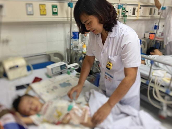 TS. Nguyễn Việt Hoa chăm sóc bệnh nhi sau phẫu thuật vì ấu trùng giun chó mèo