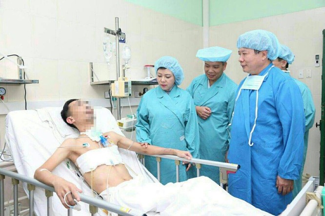 Bộ trưởng Nguyễn Thị Kim Tiến và GS.TS. Trần Bình Giang thăm bệnh nhân được ghép tạng