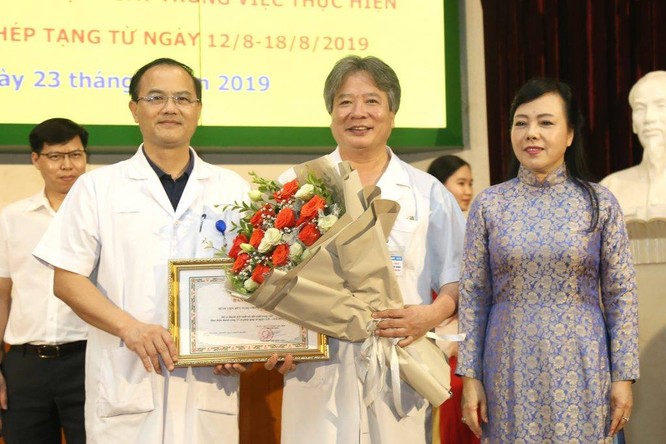 GS.TS. Trần Bình Giang - Giám đốc Bệnh viện Hữu nghị Việt Đức - nhận thưởng từ Bộ trưởng Nguyễn Thị Kim Tiến