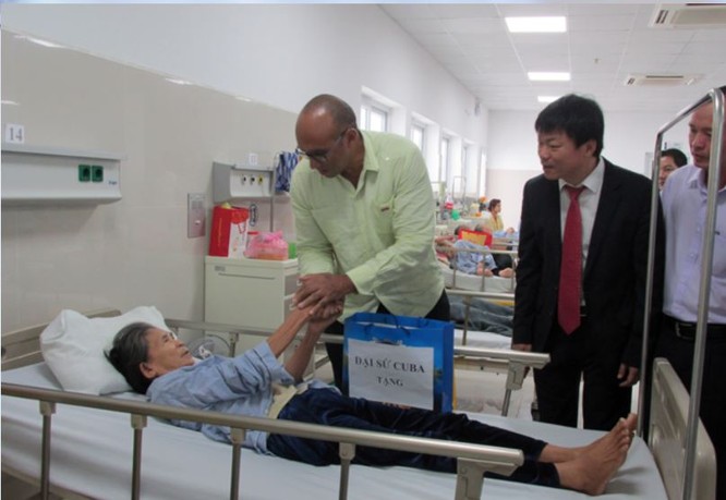 Đại sứ Herminio López Díaz đến thăm Bệnh viện 
