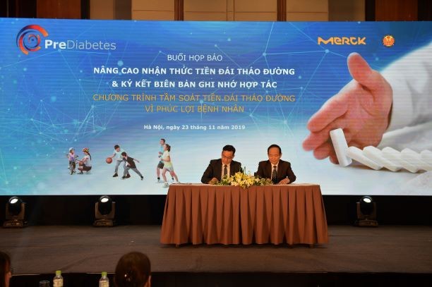 GS.TS. Trần Hữu Dàng và ông Võ Xuân Thắng đại diện Merck Việt Nam ký kết biên bản ghi nhớ chương trình tầm soát tiền ĐTĐ vì phúc lợi bệnh nhân
