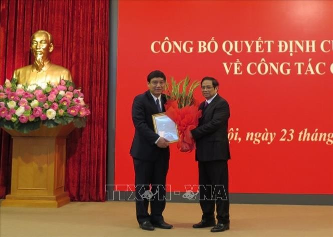Ông Phạm Minh Chính trao quyết định và chúc mừng ông Nguyễn Đắc Vinh.