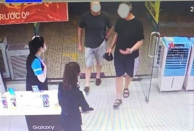 Hai du khách người Anh vào siêu thị Điện máy Xanh ở Đà Nẵng