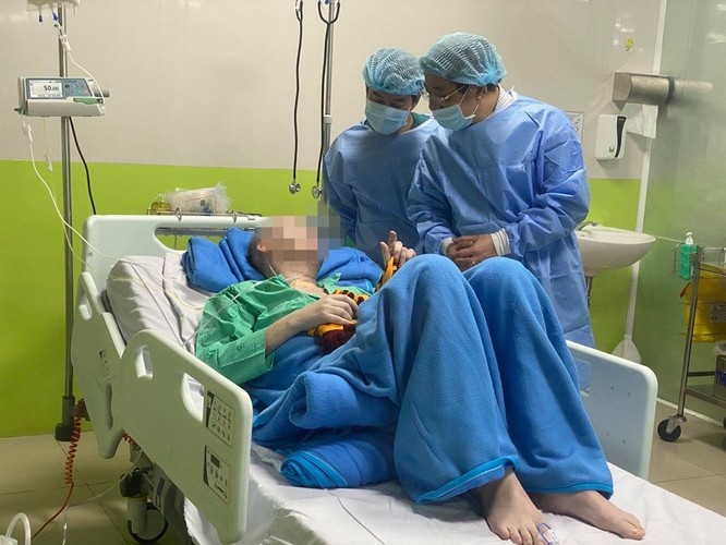 PGS.TS. Lương Ngọc Khuê - Cục trưởng Khám chữa bệnh (Bộ Y tế) thăm bệnh nhân 91 tại BV Chợ Rẫy