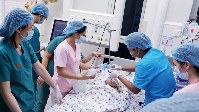 Ca phẫu thuật cho 2 bé sinh đôi ở BV TP. HCM