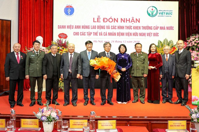 Giám đốc Bệnh viện Việt Đức nhận danh hiệu Anh hùng Lao động vì những cống hiến cho ngành y tế ảnh 5