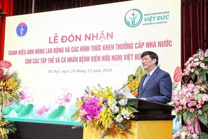 Giám đốc Bệnh viện Việt Đức nhận danh hiệu Anh hùng Lao động vì những cống hiến cho ngành y tế ảnh 2