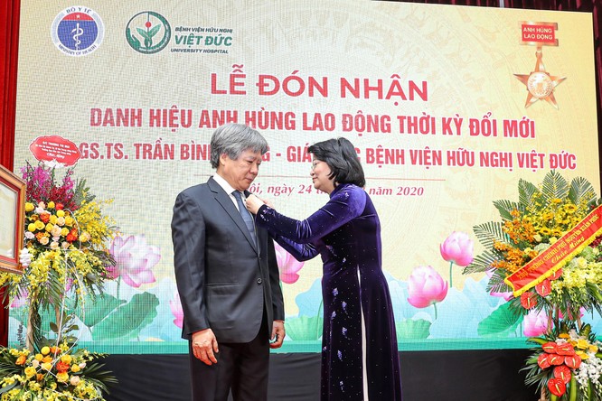 Giám đốc Bệnh viện Việt Đức nhận danh hiệu Anh hùng Lao động vì những cống hiến cho ngành y tế ảnh 1