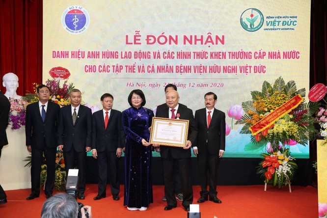 Giám đốc Bệnh viện Việt Đức nhận danh hiệu Anh hùng Lao động vì những cống hiến cho ngành y tế ảnh 6