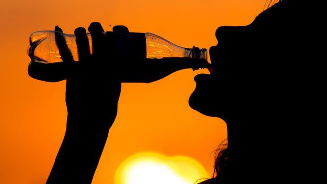 Bạn nên uống nhiều nước vào mùa hè để làm mát cơ thể