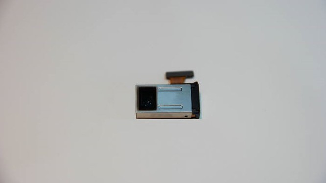 Ống kính zoom 5x của Samsung rất mỏng và nhỏ gọn.