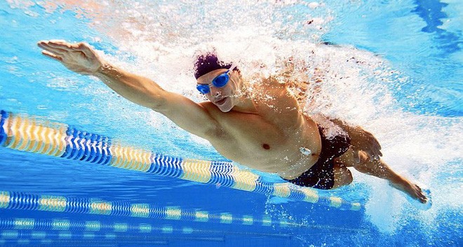 Vận động viên bơi lội nằm nghiêng trên mặt nước, do vậy trái tim của họ được lợi thế về mặt trọng lực so với vận động viên chạy bộ