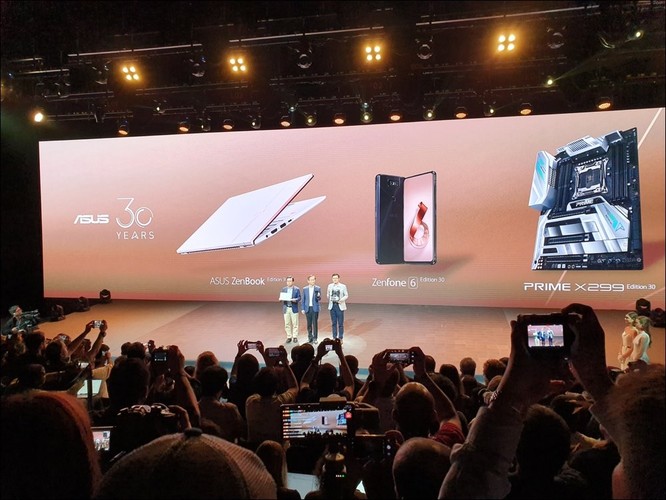 Các CEO của Asus cầm trên tay bộ 3 sản phẩm kỷ niệm 30 năm của công ty, gồm máy tính xách tay Asus Zenbook, điện thoại Zenfone 6, bo mạch Prime X299.