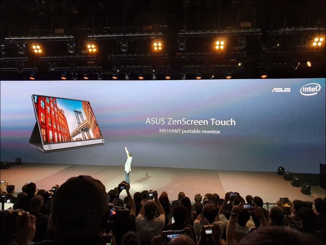 Đại diện Asus giới thiệu chiếc màn hình Zéncreen Touch, chiếc màn hình cảm ứng có thể kết nối điện thoại.