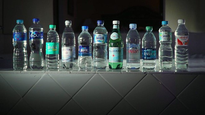 Trung bình, mỗi lít nước đóng chai sẽ chứa 325 hạt vi nhựa.