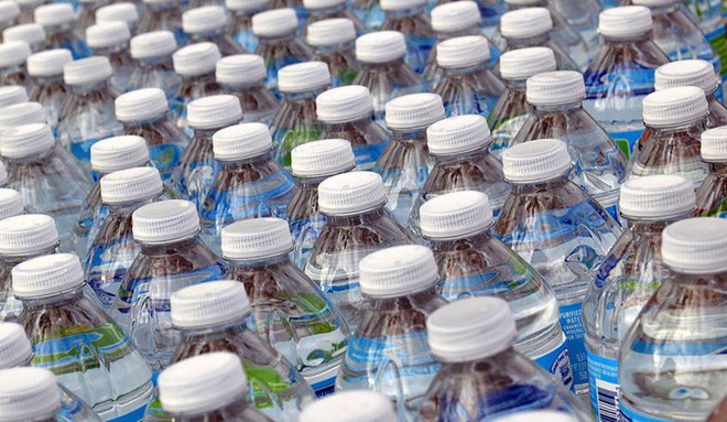 Theo một con số ước tính, chỉ riêng người Mỹ đã đang mua 50 triệu chai nước bằng nhựa mỗi năm.