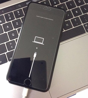 Phần restore trên iOS 13 được Apple minh họa bằng cáp USB-C.