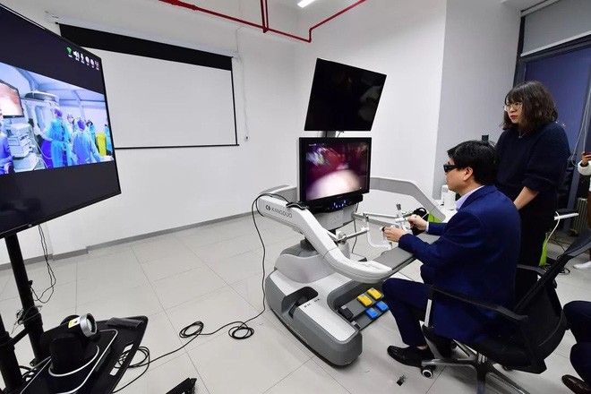 Một bác sĩ Trung Quốc trình diễn phẫu thuật nội soi thông qua mạng 5G và robot điều khiển từ xa