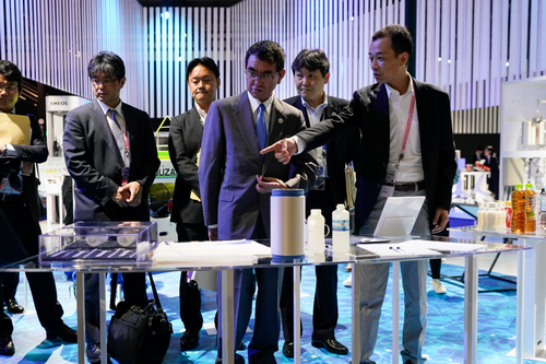 Bộ trưởng Ngoại giao Nhật Bản Taro Kano (giữa) tại Trung tâm Triển lãm Quốc tế Osaka. Ảnh: SCMP.